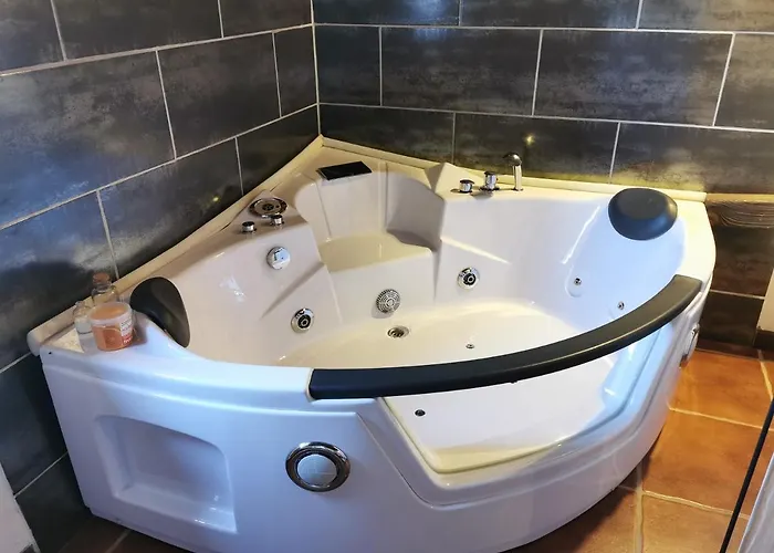 Cecilio Nocleg ze śniadaniem 2*